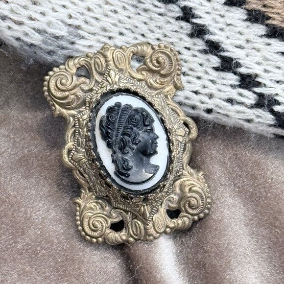 Jewelry - Vintage Gold & Black Victorian Cameo Brooch/Pin